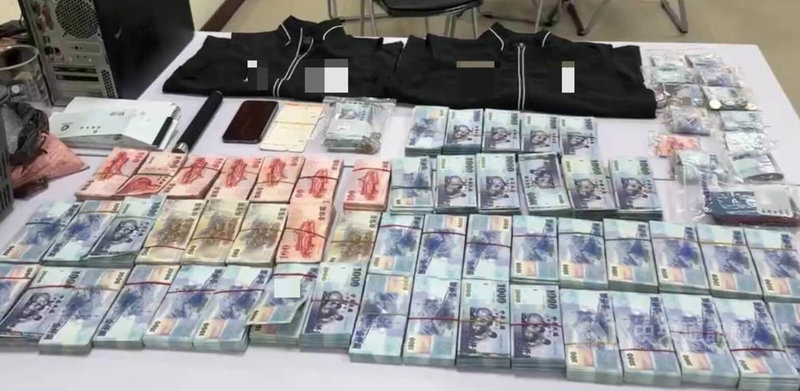 陳男等人組暴力討債集團,多次率眾分持熱熔膠條、球棒毆打被害人,還揚言不還錢要「剁手指」,逼迫2被害人簽立本票,台中警方日前循線逮捕陳男等11人,並查扣現金等贓證物。(翻攝照片)中央社記者蘇木春傳真 114年5月25日