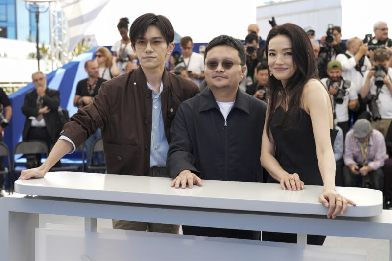 「狂野時代」演員易烊千璽(左起)、導演畢贛和演員舒淇出席坎城影展。(美聯社)