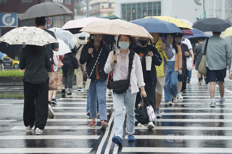圖為台北西門町,民眾撐傘過馬路。中央社記者徐肇昌攝 114年5月25日