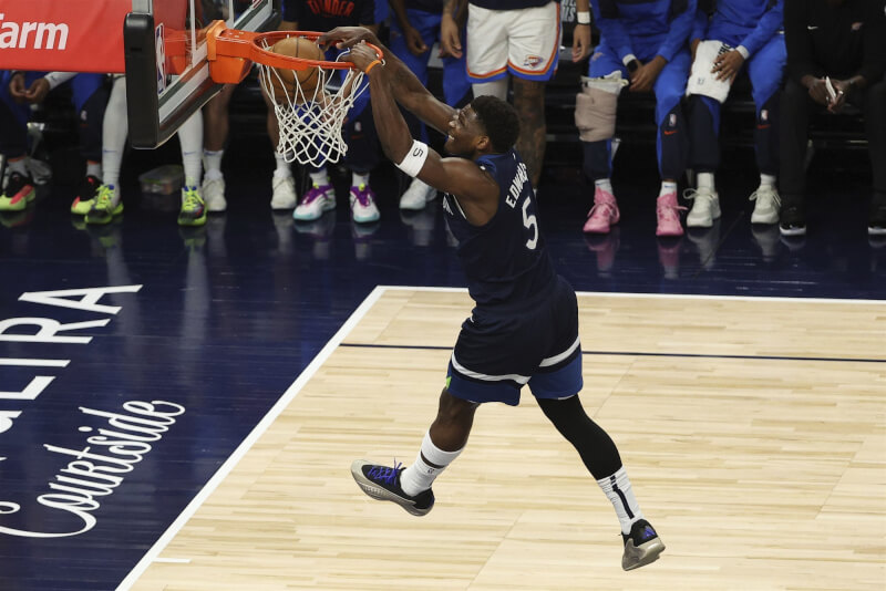 NBA明尼蘇達灰狼25日靠著愛德華茲(圖)轟進30分,擊退奧克拉荷馬雷霆。(美聯社)