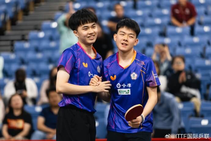 台灣桌球男雙組合林昀儒(左)、高承睿(右)25日勇奪世界桌球錦標賽男雙銀牌。(圖取自weibo.com/ITTFWorld)