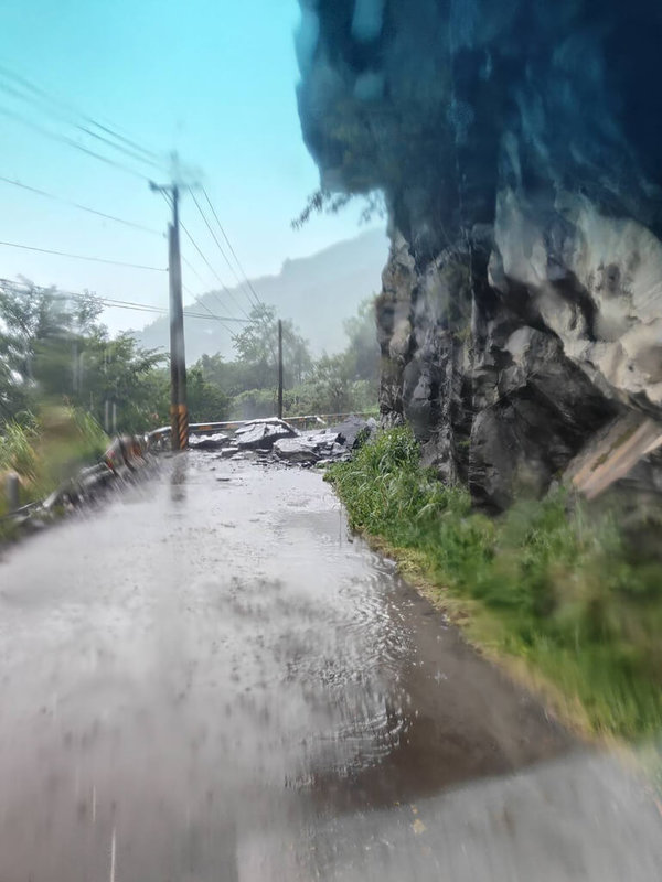 南投仁愛鄉24日晚間持續降雨,投89線力行產業道路18.5公里處落石坍方,造成交通中斷,預計25日下午搶通。(南投縣仁愛鄉公所提供)中央社記者鄭維真傳真 114年5月25日