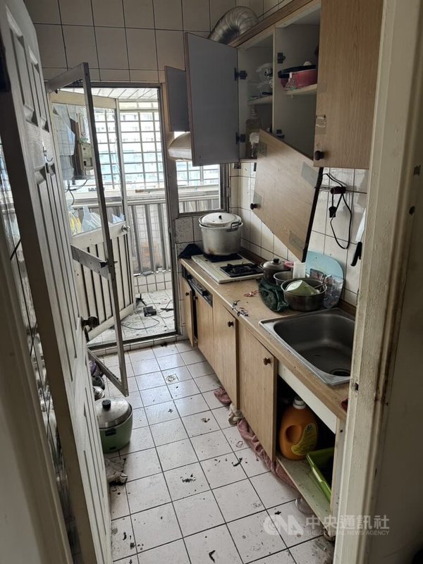 台中市北屯區一處住宅25日上午疑似發生瓦斯氣爆，警消獲報到場已無火煙，1名男子四肢及臉部燒燙傷、意識清楚，送醫治療。（翻攝照片）中央社記者蘇木春傳真  114年5月25日