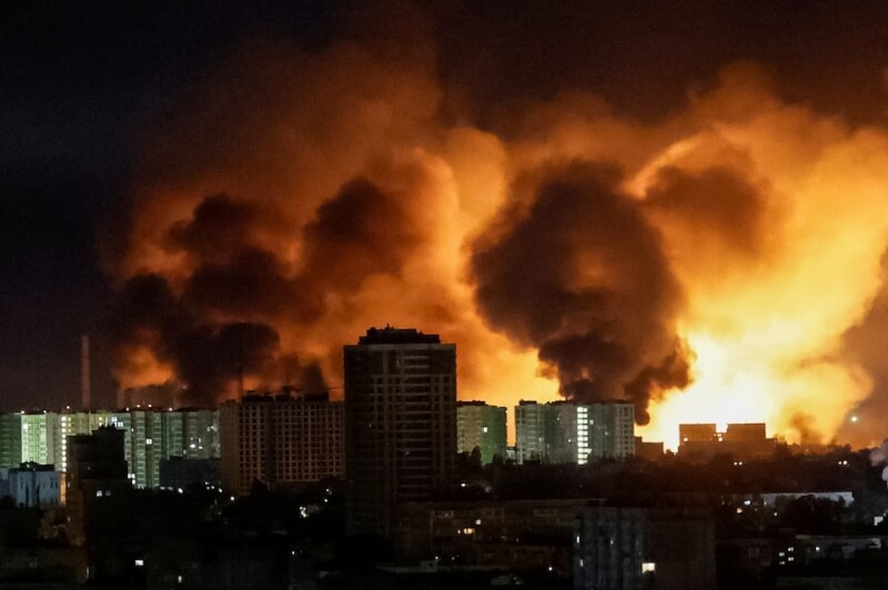 一架無人機25日在烏克蘭首都基輔上空爆炸。(路透社)