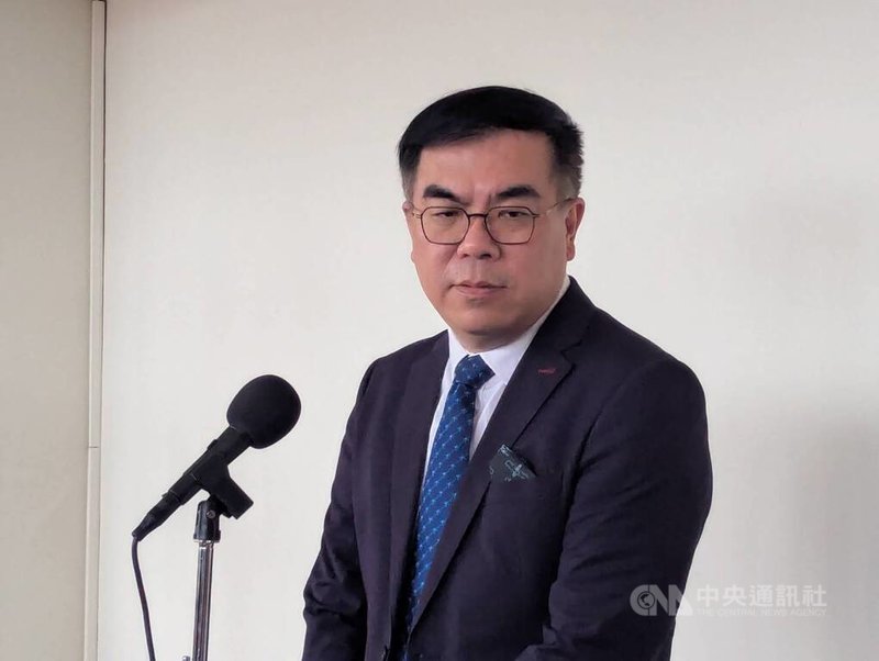 媒體報導，興達、大林機組遭指偷開，台電表示是合法使用。環境部長彭啓明（圖）26日在立法院接受媒體聯訪表示，興達、大林屬備用機組，何時使用由台電調度決定。中央社記者張雄風攝  114年5月26日