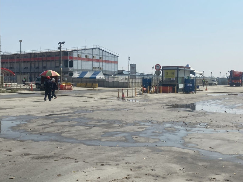 台積電嘉義科學園區興建中的先進封裝廠26日發生工安意外,1名男工人遭掉落變電箱砸中,送醫急救仍宣告不治。圖為興建中的廠區。(民眾提供)中央社記者黃國芳傳真 114年5月26日