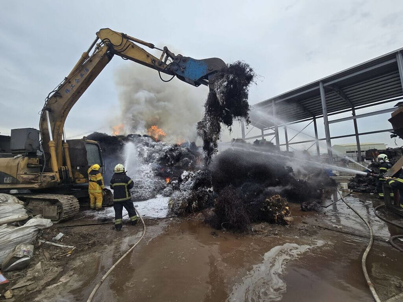 高雄市岡山區正氣路某廢鐵工廠廠區26日下午起火，火警產生污染物影響空氣品質，環保局將依違反空氣污染防制法，處工廠新台幣10萬元至500萬元罰鍰。（高雄市政府消防局提供）中央社記者張已亷傳真  114年5月26日