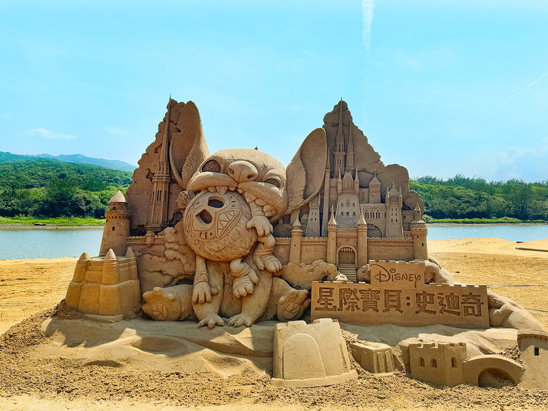 2025福隆國際沙雕藝術季以「迪士尼(Disney)仲夏歡樂祭」為主題,近期上映的真人版電影「星際寶貝:史迪奇」(Lilo & Stitch)也化身沙雕作品。(福容大飯店提供)中央社記者余曉涵傳真 114年5月26日
