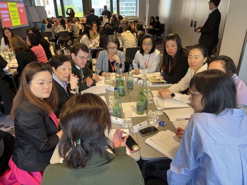 2025年歐洲台灣華語文學習中心教學研討會在德國法蘭克福舉行，與會者分組討論教學與推廣策略。（僑委會提供）中央社記者林尚縈柏林傳真  114年5月26日