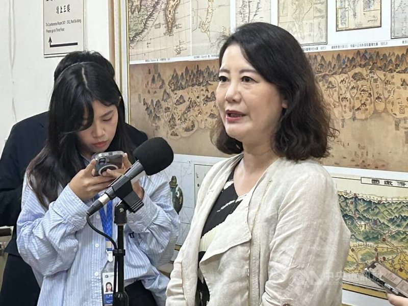 國民黨立委謝龍介25日為被連署罷免的同黨立委羅廷瑋站台時爆粗口,民進黨立法院黨團幹事長吳思瑤(圖)26日表示,謝龍介的言行顯示國民黨害怕罷免,譴責謝龍介用粗鄙不堪的言論霸凌罷團。中央社記者林敬殷攝 114年5月26日