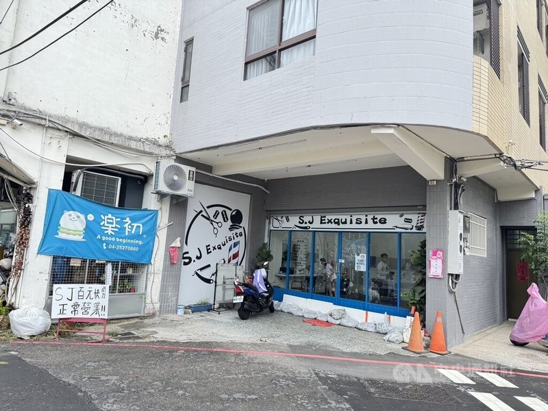 台中豐原區西安街與中正路353巷口大雨必淹，住戶金小姐須在店門口堆滿沙包，防止淹水。中央社記者趙麗妍攝  114年5月26日