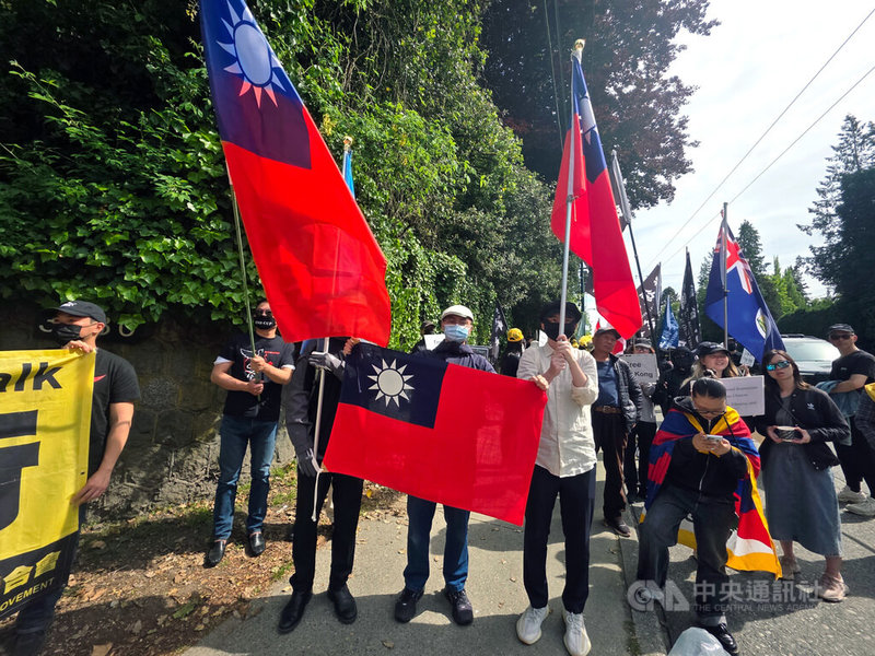 加拿大中華民國青年會幾名成員在中國駐溫哥華領事館前揮舞國旗悼六四,彰顯台灣守護民主自由的信念。中央社記者程愛芬溫哥華攝 114年5月26日