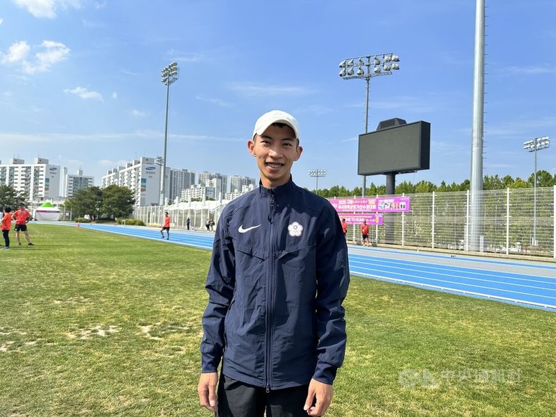 2025第26屆亞洲田徑錦標賽將在韓國龜尾市登場,上屆摘金的台灣跳遠名將林昱堂(前)26日試場調整,他說,亞錦賽的強度很高,但還是會盡全力拚衛冕。中央社記者黎建忠攝 114年5月26日