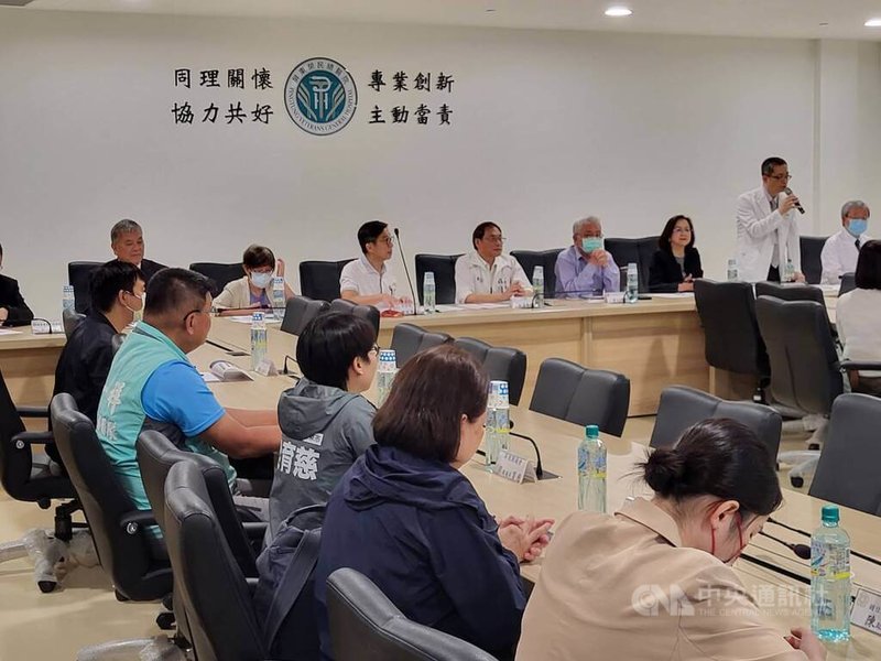 民進黨立委鍾佳濱(後右6)26日安排立法院財政委會員到屏東榮總考察擴建規畫,並關切兒科全天候24小時急診。中央社記者黃郁菁攝 114年5月26日
