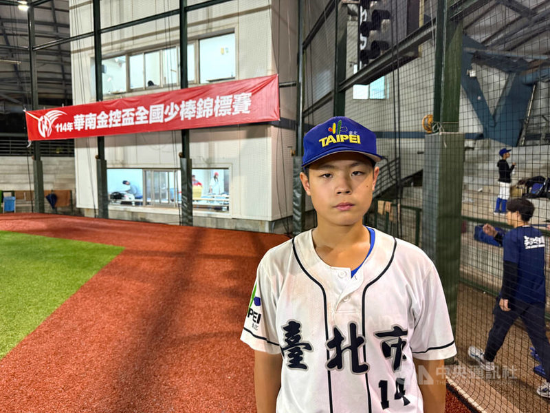 114年華南金控盃全國少棒錦標賽26日勝部賽事台北市與桃園市交手，北市捕手李權恩（前）攻守俱佳，率隊搶勝，他自評今天表現不錯，尤其是對打擊表現滿意。中央社記者謝靜雯攝  114年5月26日