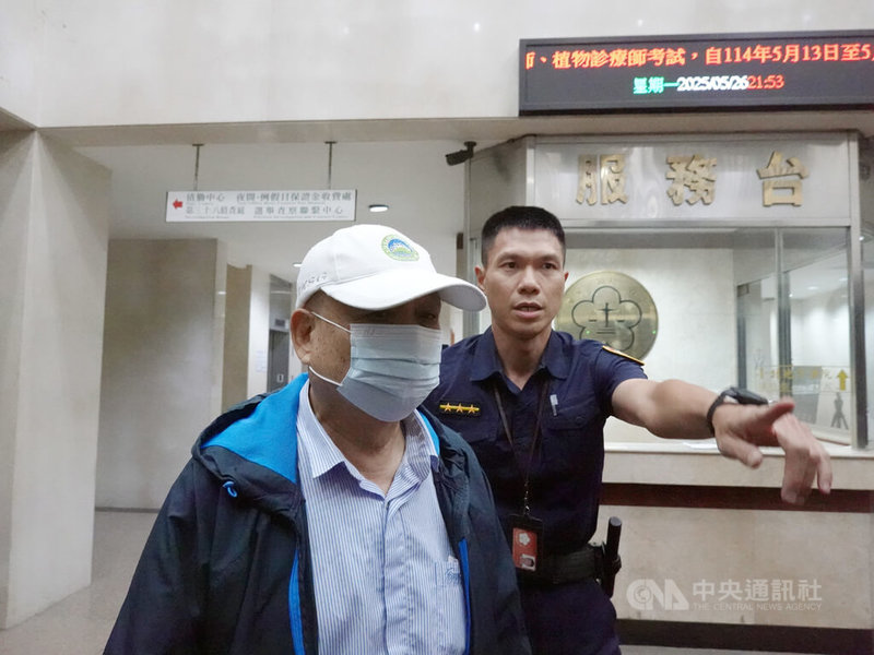 檢調獲報，中石化旗下鼎越開發民國108年間購買京華城土地，涉違反證交法。台北地檢署26日指揮搜索，並約談前鼎越開發公司董事長朱亞虎（左）等人。檢察官晚間諭令朱亞虎以新台幣100萬元交保。中央社記者林長順攝  114年5月26日