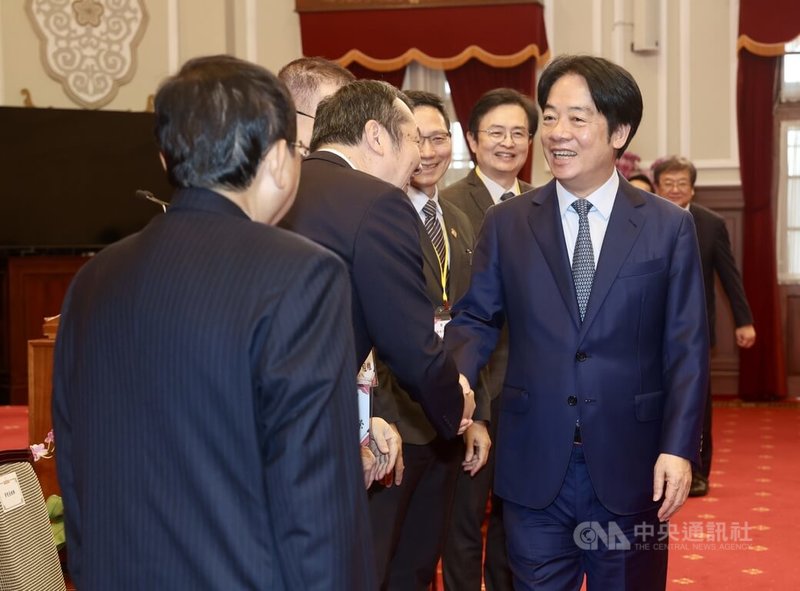 總統賴清德(前右)26日在總統府接見社團法人台南市醫師公會、台南市27大醫事團體暨六師公會重要幹部,一一握手致意,賴總統說,有朋遠自故鄉而來,更加令人高興。中央社記者張皓安攝 114年5月26日