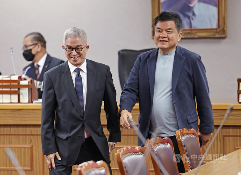 立法院司法及法制委員會26日繼續處理114年度國家安全會議預算凍結案，國安會副祕書長徐斯儉（前左）列席，會後向召委、民進黨立委莊瑞雄（右）致意。中央社記者裴禛攝  114年5月26日