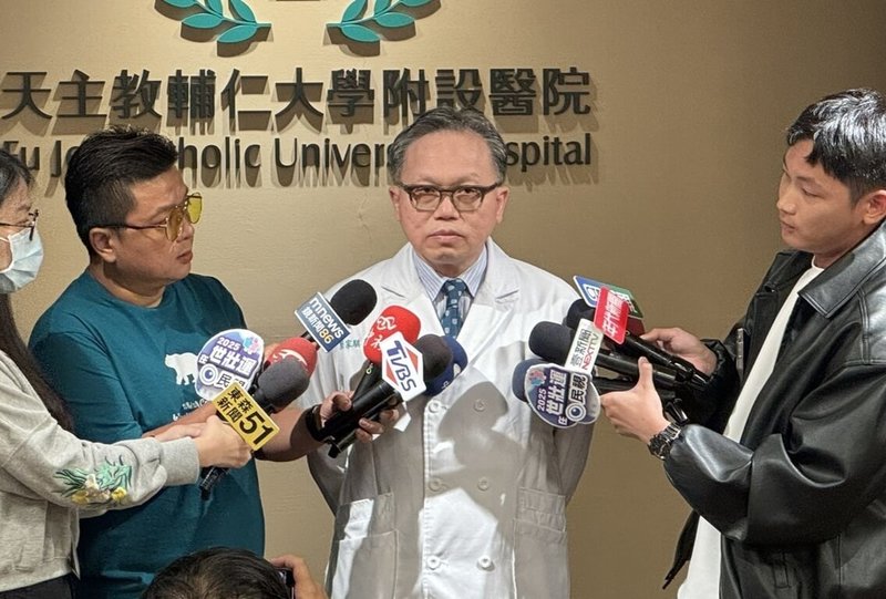 輔仁大學附設醫院行政副院長龔家騏(右2)26日就媒體報導有員工帳號遭不當使用一事表示,目前並無病患及醫護人員個資外洩。(輔大醫院提供)中央社記者王鴻國傳真 114年5月26日