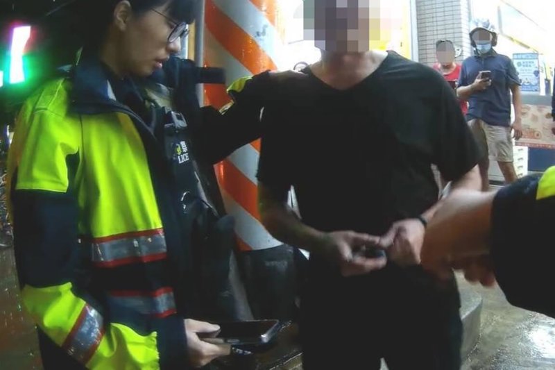 楊姓男子(前右)24日酒後開車返家,撞上行人劉姓男子並拖行約1.5公里,桃園警方詢後依公共危險、肇事逃逸、過失傷害等罪嫌移送桃園地方檢察署偵辦。(桃園市警察局大園分局提供)中央社記者吳睿騏桃園傳真 114年5月26日