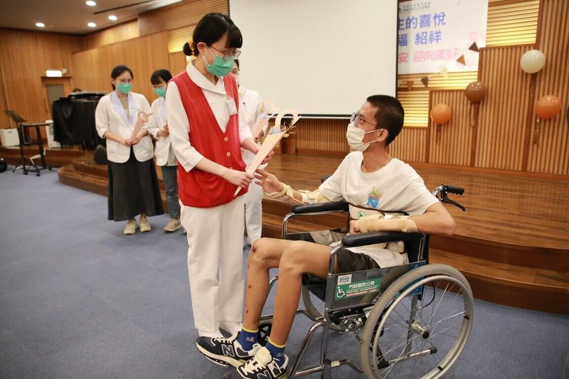 王姓男子(右)3月發生車禍,當場失去呼吸心跳,醫師戎伯岩路過緊急施行CPR並隨救護車趕往急診,王男經治療已逐漸好轉。門諾醫院特別為他舉辦重生會,並準備祝福小卡及花束等送上祝福,為他加油打氣。(門諾醫院提供)中央社記者李先鳳傳真 114年5月26日