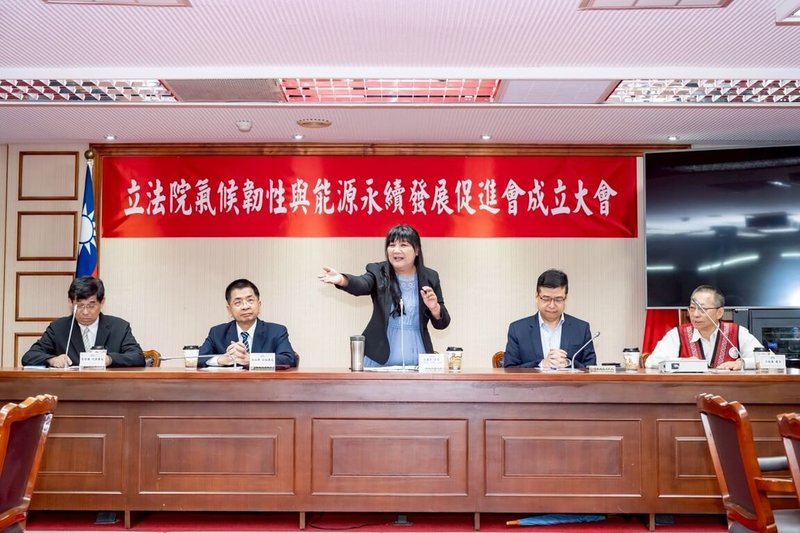 民進黨立委伍麗華(中)發起的立法院氣候韌性與能源永續發展促進會,26日在立法院舉行成立大會。(伍麗華辦公室提供)中央社記者王揚宇傳真 114年5月26日