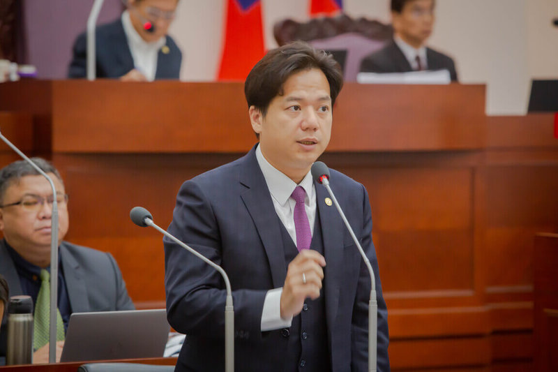 新竹代理市長邱臣遠（前）26日在議會表示，市府團隊開源節流、強化產業競爭力、提升教育資源、改善交通環境、完善老幼照顧、打造城市觀光品牌，將持續邁向「安居科技城、幸福真永遠」的城市願景。（新竹市政府提供）中央社記者郭宣彣傳真  114年5月26日