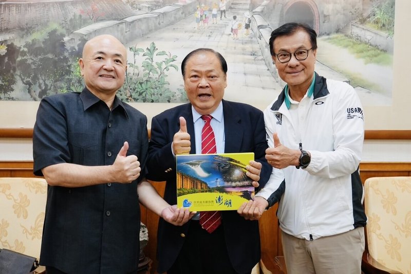 日本交流協會駐台代表片山和之(左)26日在台灣日本關係協會會長蘇嘉全(右)陪同下抵達澎湖參訪,並拜會縣長陳光復(中)。(澎湖消縣政府提供)中央社 114年5月26日