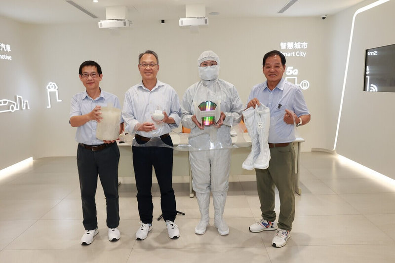 國立高雄大學與日月光半導體及彪琥鞋業合作,以回收「熱塑性聚烯烴」(TPO)為主體,將廢膠帶變身抗靜電鞋大底,體現「搖籃到搖籃」的綠色設計精神。(國立高雄大學提供)中央社記者張已亷傳真 114年5月26日