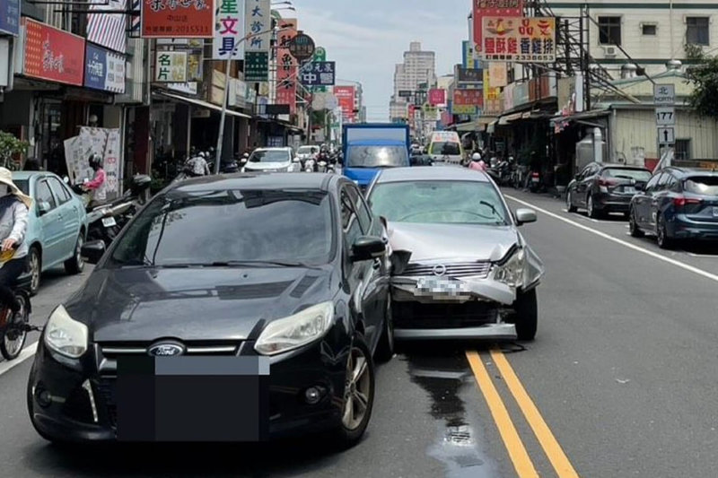 62歲林姓男子26日疑似毒駕，行經台南市永康區中山路時，逆向開到對向車道及路肩，再蛇行開回車道，共波及5部機車、1名行人、2部汽車，2人受傷送醫。（讀者提供）中央社記者楊思瑞台南傳真  114年5月26日