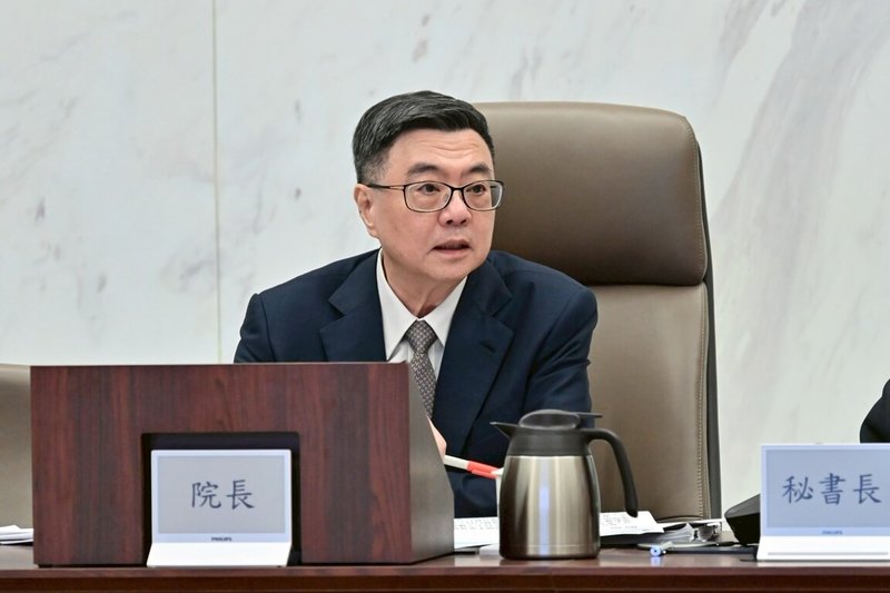 行政院長卓榮泰26日主持「中央道路交通安全會報」時表示，請交通部及相關部會積極協助地方政府，依規劃期程推動「道安三支箭」。（行政院提供）中央社記者高華謙傳真 114年5月26日