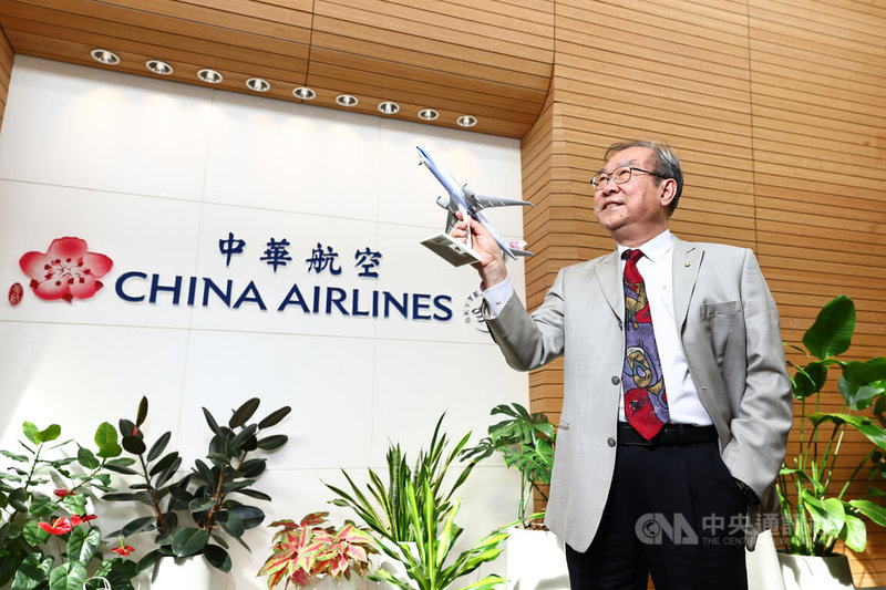 華航董事長高星潢從空服員到機師、升任董事長的跨域歷練,是台灣航空界第一人。他悟出90分哲學,強調「外界定義的第一名,不是我要追求的,我要穩紮穩打」,盼帶領華航穩中求變。中央社記者翁睿坤攝 114年5月26日