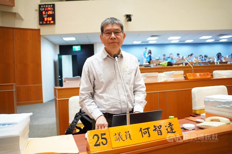 無黨籍新竹縣議員何智達26日在議會總質詢時建議,為改善垃圾亂丟與交通問題,新豐鄉可朝試辦定點收垃圾,並設管理員與限時收取。中央社記者郭宣彣攝 114年5月26日