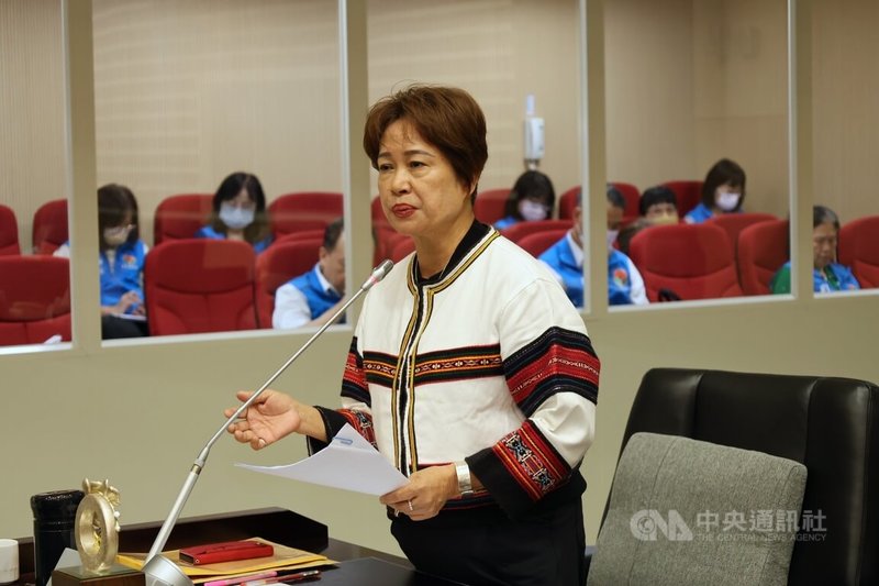 苗栗縣原住民議員劉美蘭（圖）26日在議會質詢表示，1名原鄉學校校長遭家長投訴疑涉霸凌、體罰等不當情事。縣府教育處對此回應，已啟動不適任校長調查作業，要求當事人請假配合調查。中央社記者管瑞平攝  114年5月26日