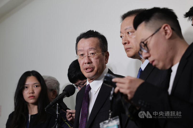 媒體報導,國軍近年招生狀況不佳,質疑超收女性「補洞」。國防部長顧立雄(右3)在立法院受訪表示,軍校招生沒有性別之分,都是按成績排序。中央社記者裴禛攝 114年5月26日