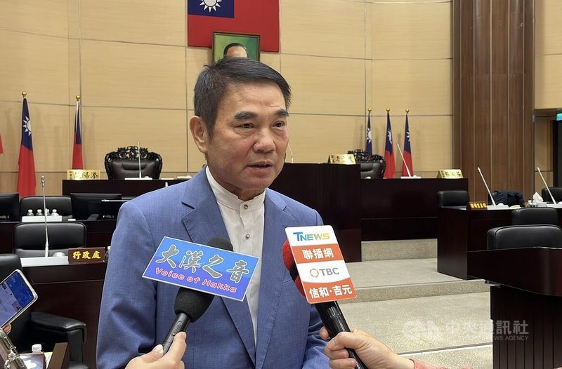 國民黨主席朱立倫接受媒體專訪時表態「期盼順利交棒」。苗栗縣長鍾東錦(圖)26日公開力挺台中市長盧秀燕接棒,並稱藍軍不該再溫良恭儉讓,認為現在黨員、尤其檯面上人物,應勇於表達想要支持的對象。中央社記者管瑞平攝 114年5月26日