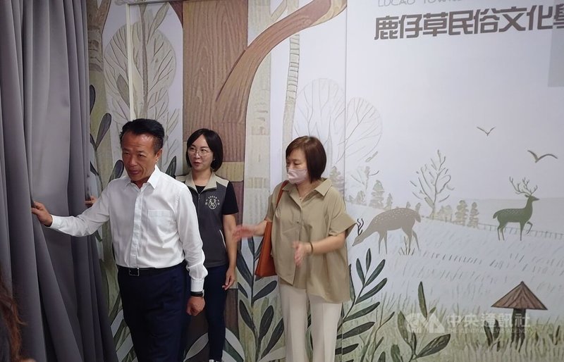 嘉義縣鹿仔草民俗文化學堂獲文化部補助設置數位展廳26日揭幕啟用,縣長翁章梁(左)出席。中央社記者蔡智明攝 114年5月26日