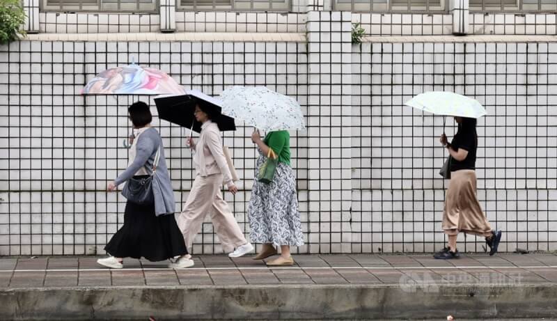 台北市博愛特區民眾街頭撐傘。(中央社檔案照片)
