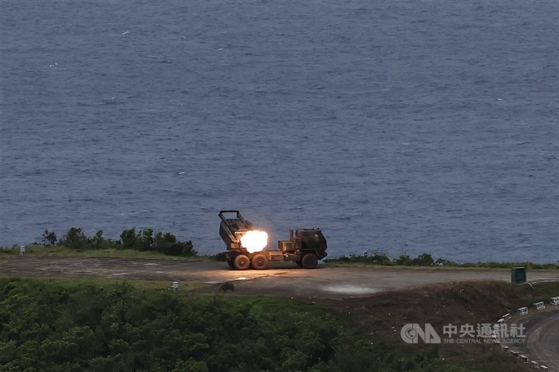 圖為「海馬士多管火箭系統」（HIMARS）5月12日在屏東九鵬基地舉行射擊操演。（中央社檔案照片）