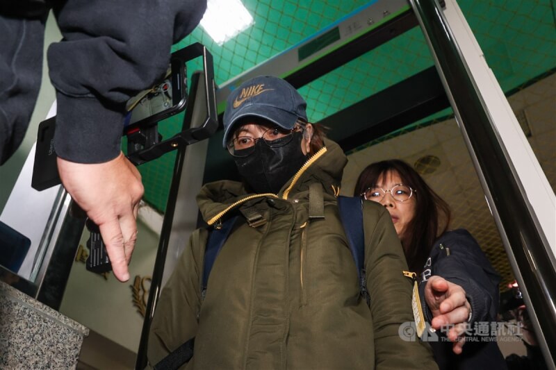勞發署北分署前分署長謝宜容(中)涉貪污案遭起訴。(中央社檔案照片)