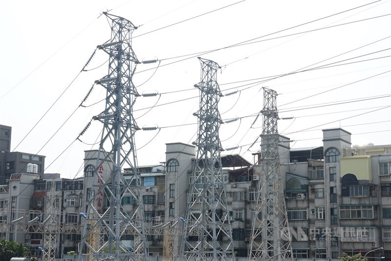 台電首度推出RE30電力商品，將於6月1日起至12月31日販售，7月1日起陸續轉供；今年底前轉供的綠電可享早鳥優惠價，每度新台幣6.1元。（中央社檔案照片）