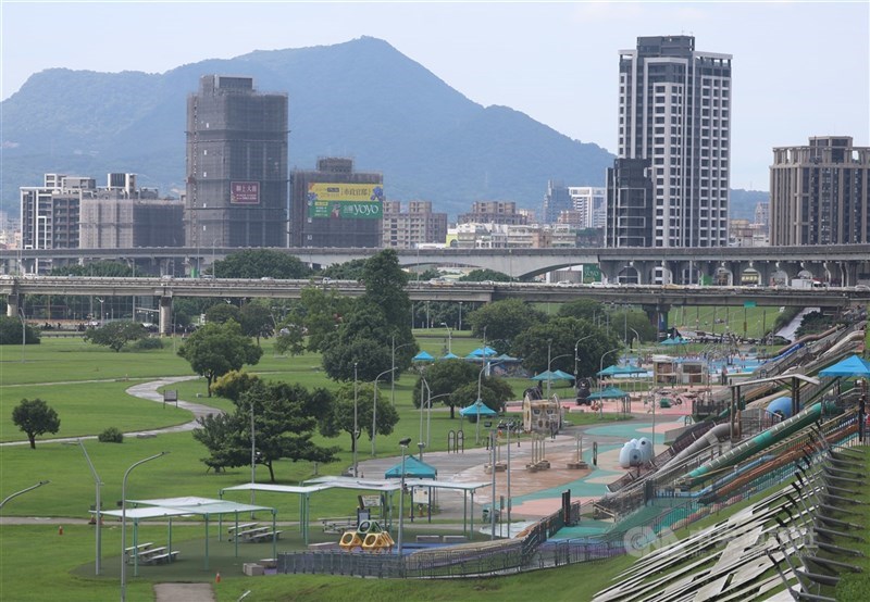 房仲全聯會發布「2025年房地產走勢及政策調整」網路民調顯示，有77.6%民眾認為，近期關稅事件影響購屋意願。（中央社檔案照片）