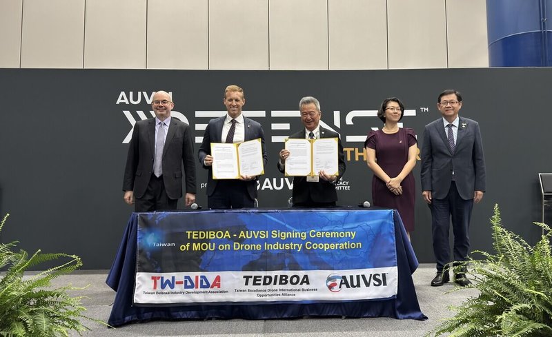 「無人機聯盟」與國際無人系統組織(AUVSI)簽署合作備忘錄,左起為美國在台協會台北辦事處處長谷立言、國際無人系統組織(AUVSI)主席Michael Robbins、台灣卓越無人機海外商機聯盟主席胡開宏、外交部駐休士頓台北經濟文化辦事處處長蕭伊芳、外交部非政府組織國際事務會執行長江振瑋。(漢翔提供)中央社記者江明晏傳真 114年5月26日