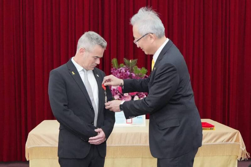 外交部政務次長吳志中(右)4月23日頒贈以色列國會友台小組主席杜伯斯基(左)睦誼外交獎章。(外交部提供)中央社 114年5月26日