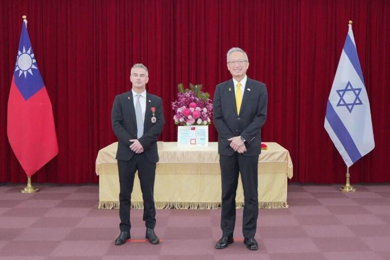 外交部政務次長吳志中(右)與4月來訪的以色列國會友台小組主席杜伯斯基(左)合影。(外交部提供)中央社 114年5月26日