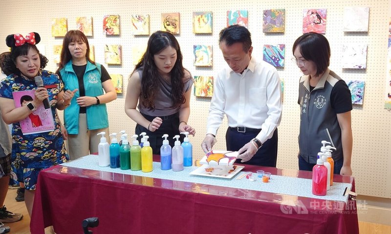 嘉義縣鹿仔草民俗文化學堂獲文化部補助設置數位展廳26日揭幕啟用,縣長翁章梁(右2)在藝術家葉倢伃(右3)的指導協助下進行創作。中央社記者蔡智明攝 114年5月26日