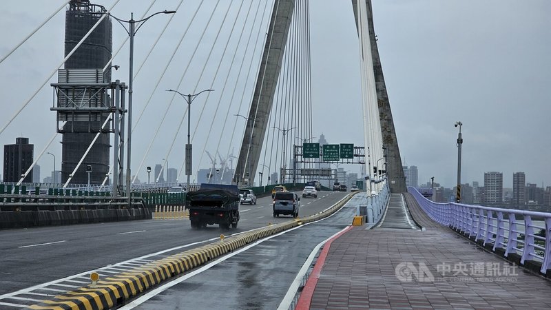新北大橋機車道過去到橋墩處的S型彎道常釀機車事故，經完成機車道截彎取直改善工程後，有效降低事故發生率。中央社記者王鴻國攝  114年5月26日