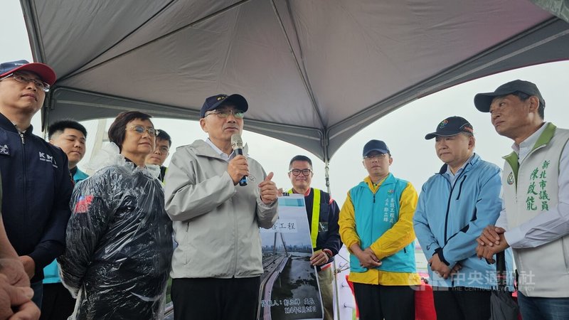 新北市長侯友宜(前左3)視察新北大道機車道改善工程表示,S型彎道的機車道易肇事,完成改善後,平均每個月機車事故發生不到1件,讓經新北大橋往來板橋和三重間的汽機車及行人通行更安全。中央社記者王鴻國攝 114年5月26日