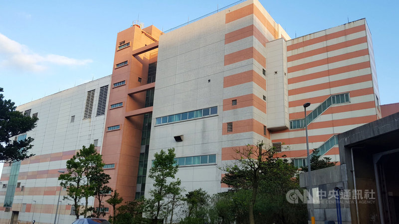 基隆市天外天焚化廠（圖）委外代操作合約，將在民國115年3月26日到期。有議員26日在議會質詢提出，由市府自行營運、管理構想；市長謝國樑對此回應，基隆市到底「適不適合」及「可不可以」操作焚化廠是2個層次議題，但焚化廠絕對不會「唱空城」，服務也不會間斷。中央社記者王朝鈺攝  114年5月26日