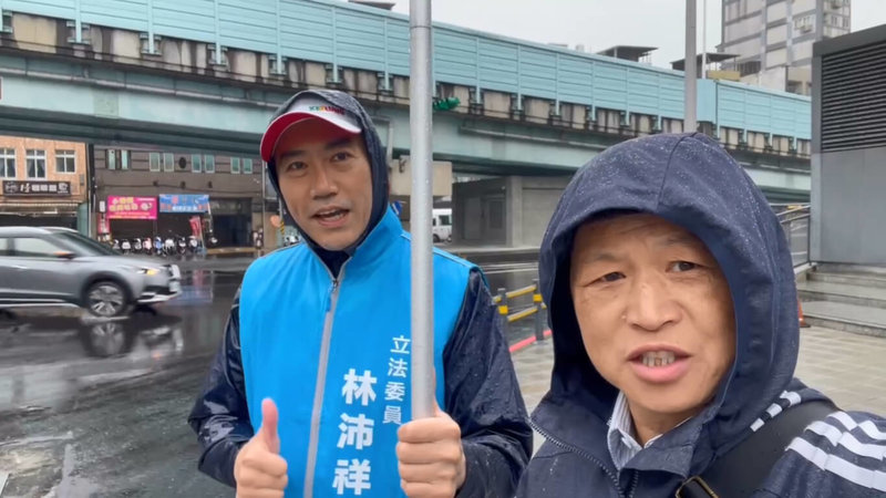 中國國民黨籍立法委員林沛祥(左)26日上午在基隆城際轉運站向民眾致意,「台灣國」理事長陳峻涵(右)持手機錄影,上前表示要與林沛祥合照時,突喊「基隆絕沛,差你一票」。(陳峻涵提供)中央社記者王朝鈺傳真 114年5月26日